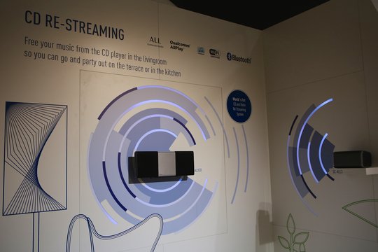 Weiter setzt Panasonic im Audiobereich, wie viele andere Anbieter, voll auf Streaming. Mit der All-Play-Technik werden die Panasonic Komponenten zu ausgeklügelten Streamingeinheiten. Die Neuheit ist dabei, dass es Panasonic als erster Anbieter möglich macht, eine CD-Wiedergabe in das ganze Netzwerk zu streamen. Re-Streaming nennt Panasonic dieses Prozedere. Dabei kann sogar die Bedienung der CD via App gesteuert werden. Auch Radiosender, der TV-Ton oder die Audiowiedergabe über angeschlossene Bluetooth-Geräte lassen sich so ganz einfach im ganzen Haus verteilen.